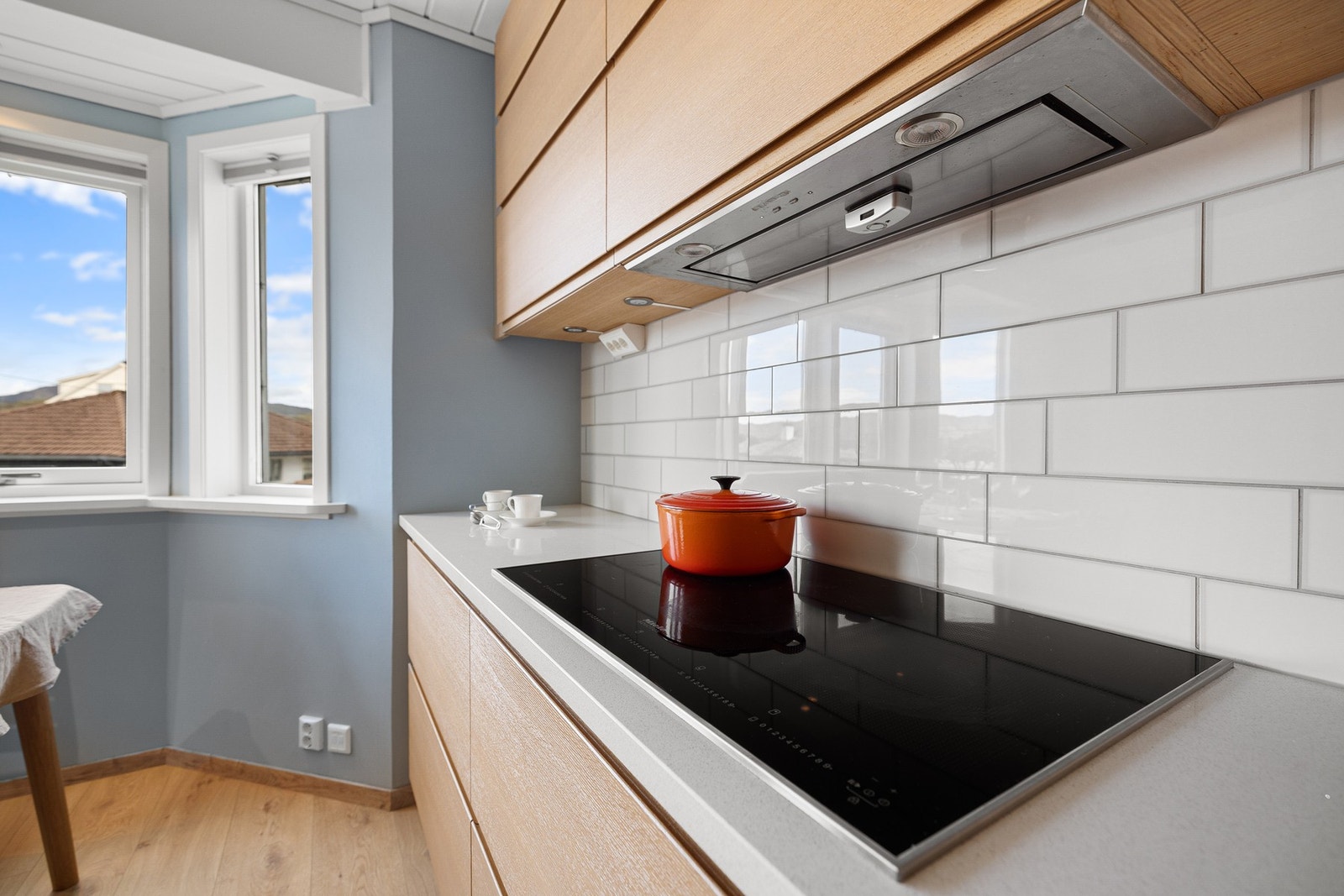 90 cm platetopp så man har god plass til flere kasseroller. Galleribilde