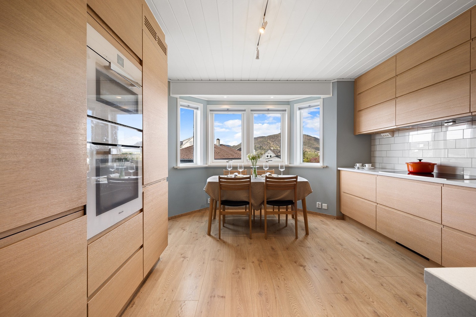 Nytt kjøkken for noen år siden, flott utsikt og sol inn til langt på kveld. Galleribilde