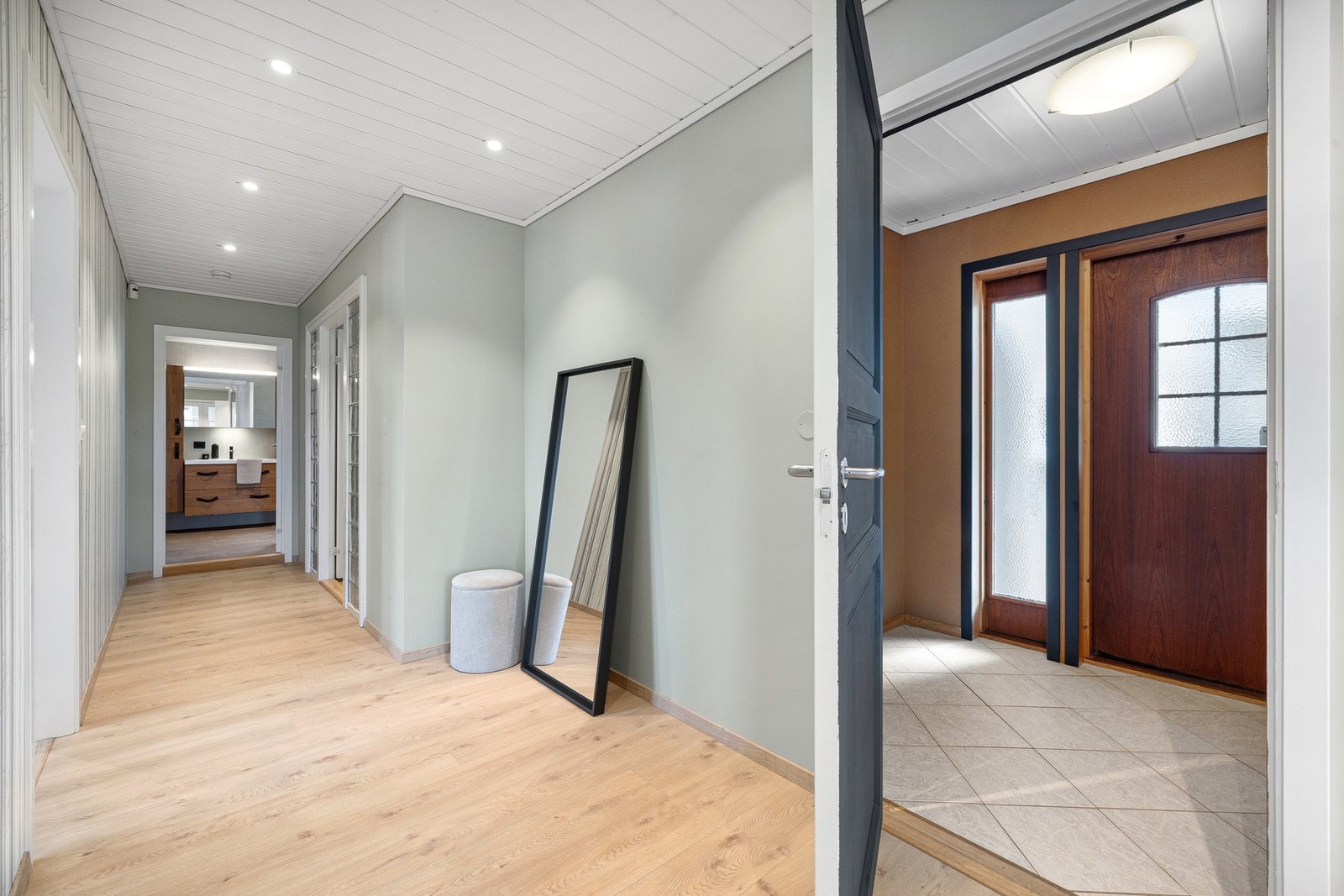 Fra entrêen kommer man inn i gangen som binder alle rommene sammen. Galleribilde