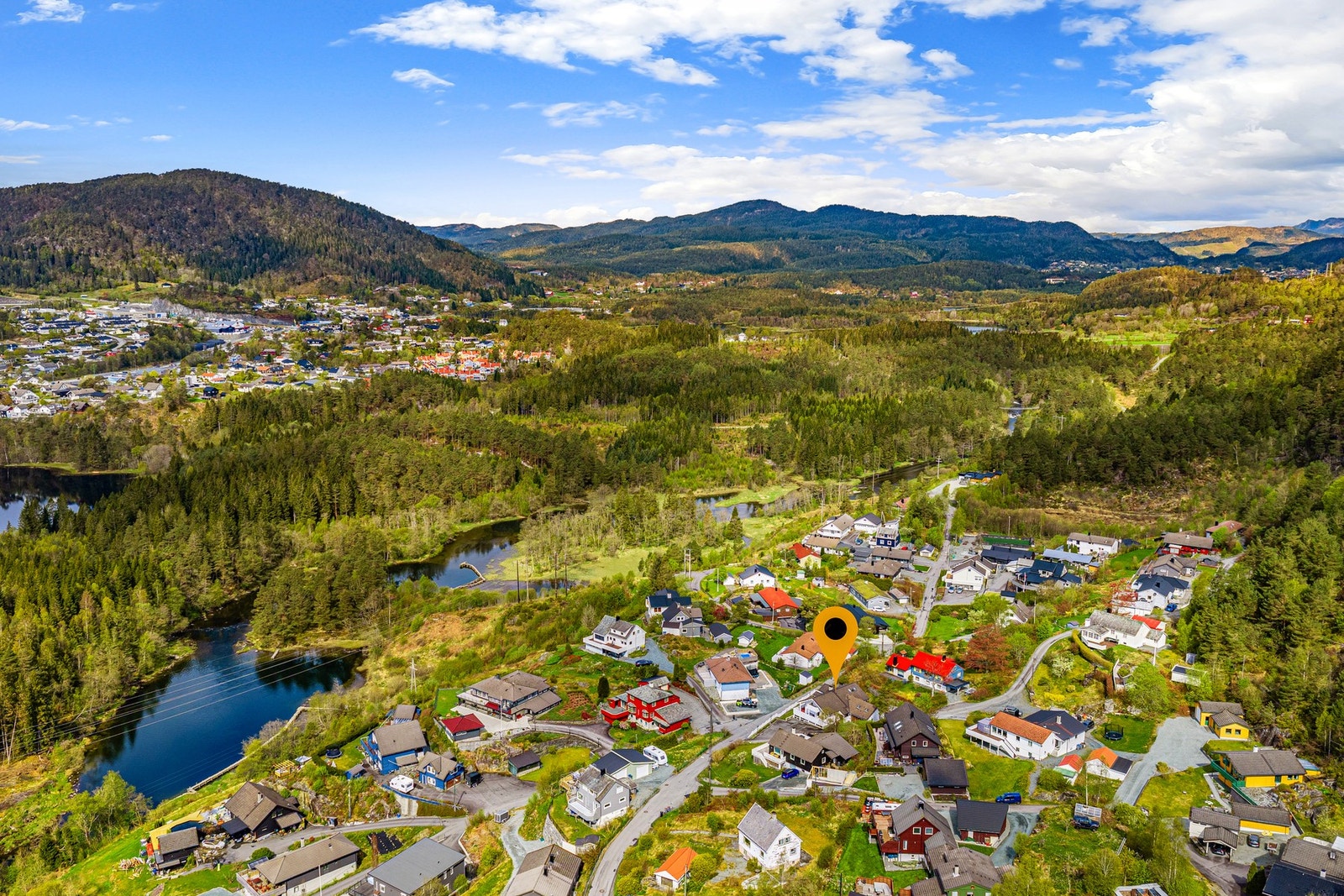 Det er flotte turmuligheter i området som Knutabruo, Oselvo, Borgafjellet, Tøsdalsfjellet og Møsnuken for å nevne noen. Galleribilde