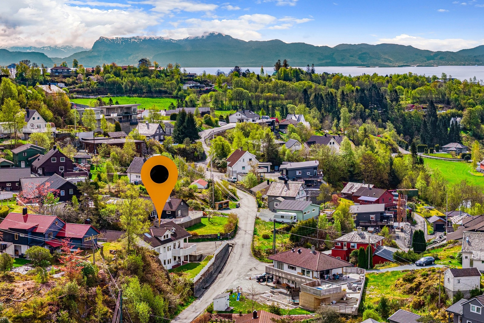 Boligen ligger i et etablert boligfelt. Galleribilde
