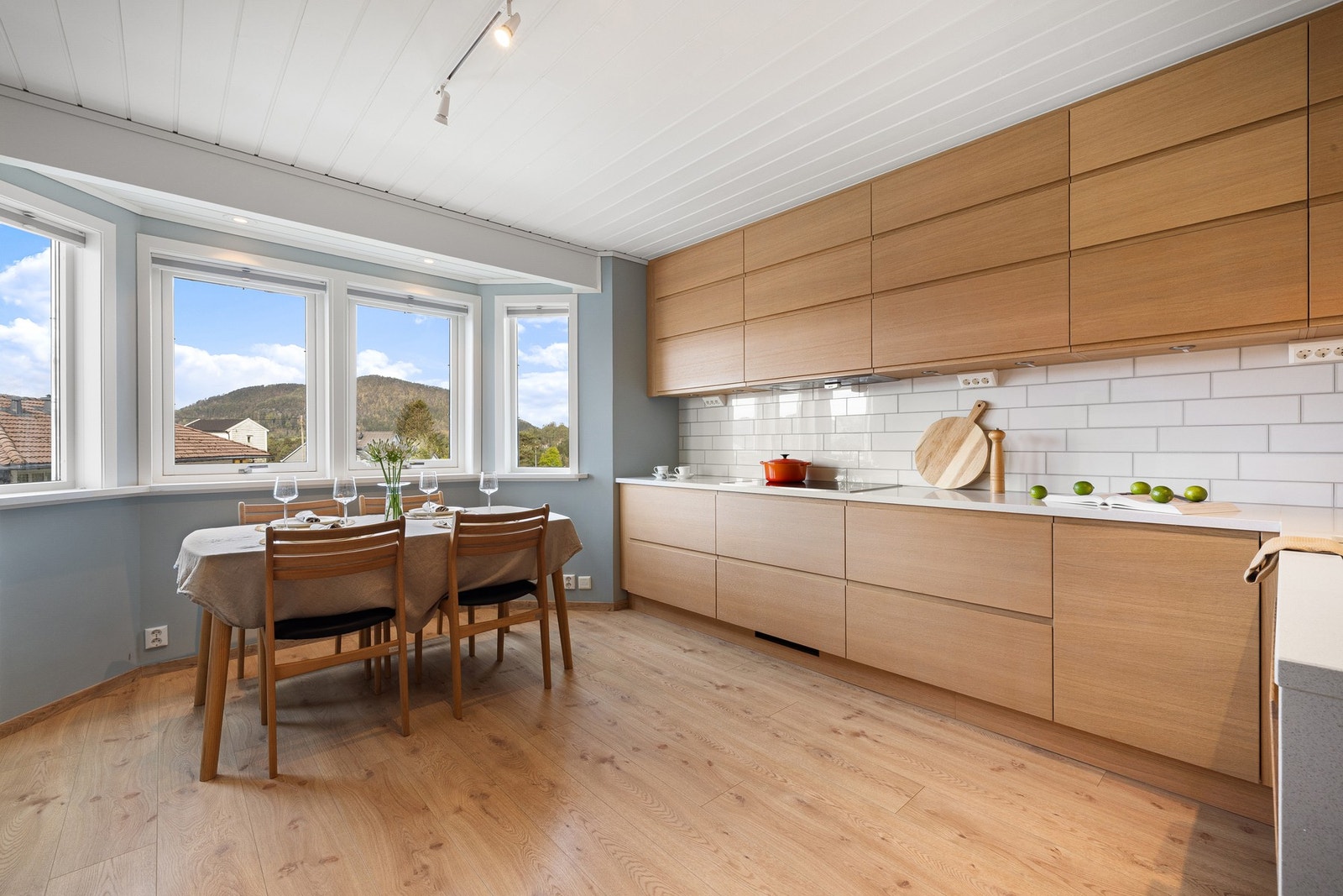Meget flott kjøkken med glatte fronter og benkeplate av kompositt materiale. Galleribilde