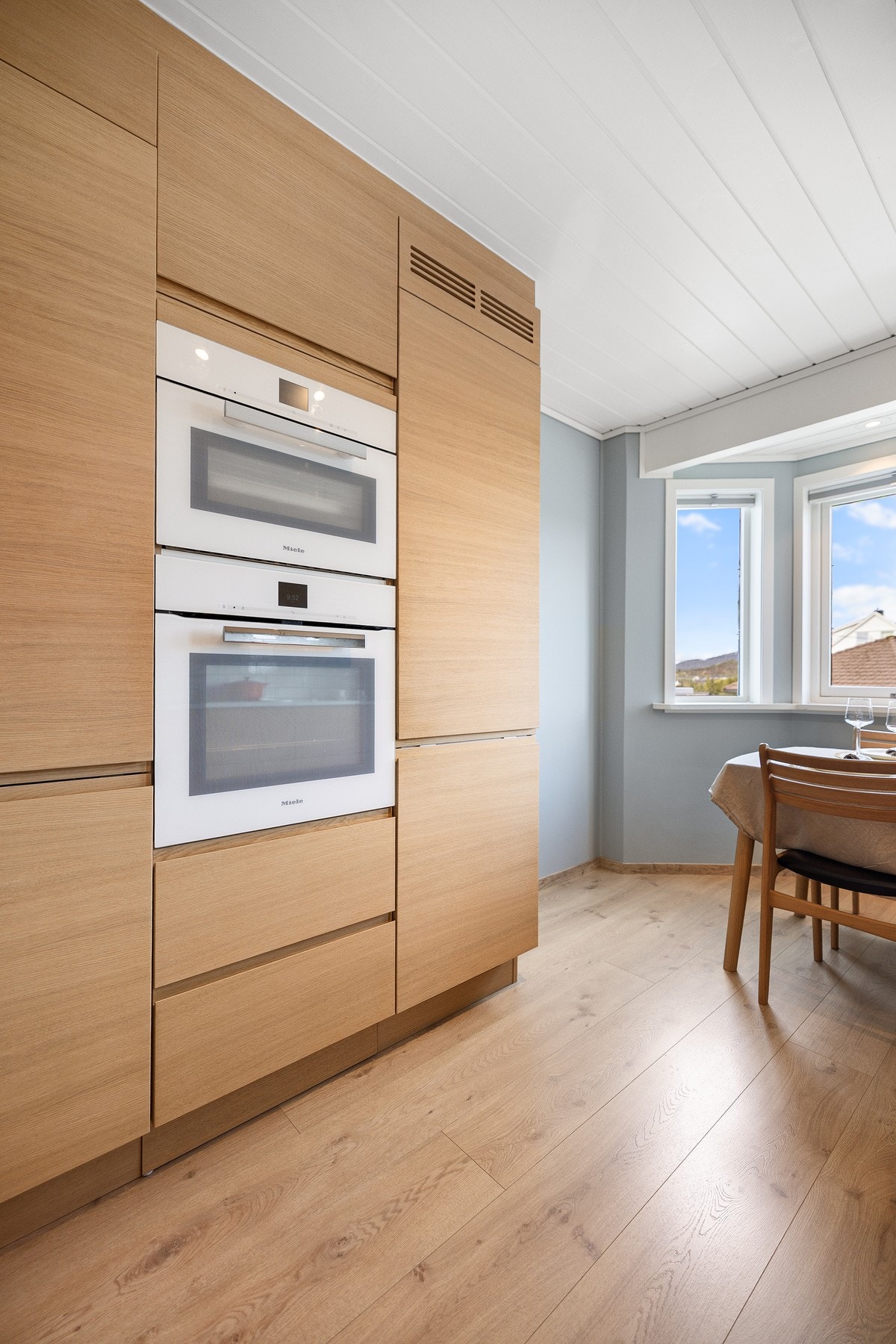Hvitevarer er fra Miele og består av kjøl/fryseskap, oppvaskmaskin, induksjonstopp 90 cm og stekeovn. Galleribilde