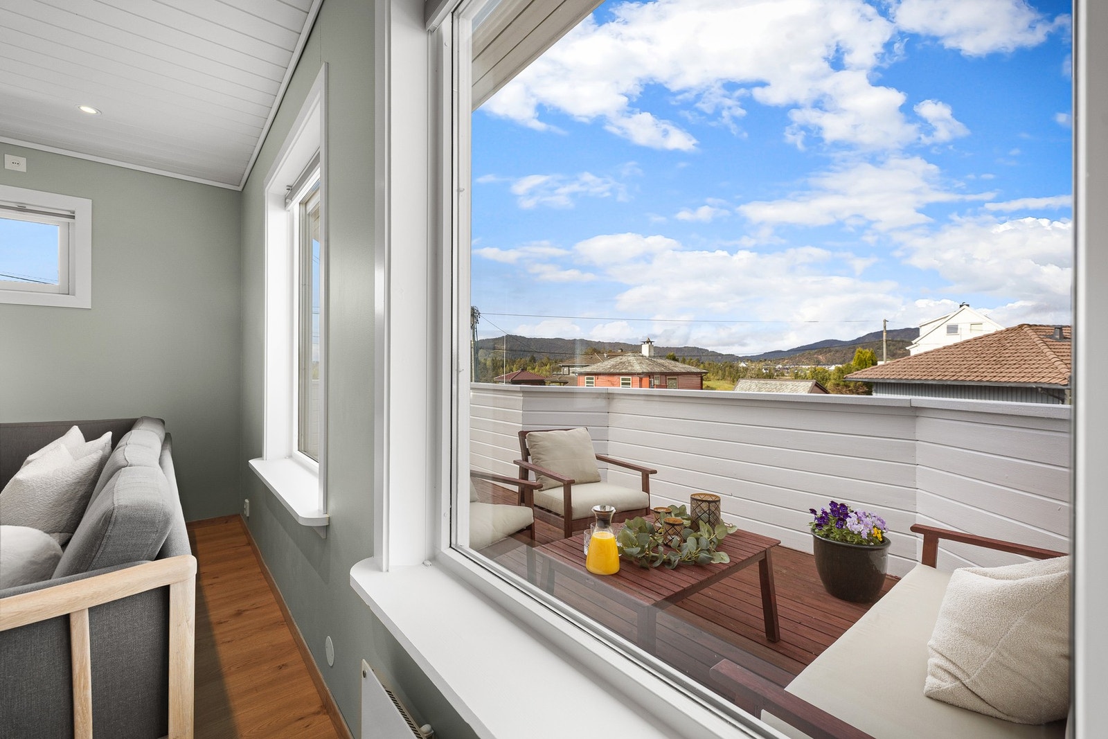 Store vinduer som gir godt lysinnslipp. Galleribilde