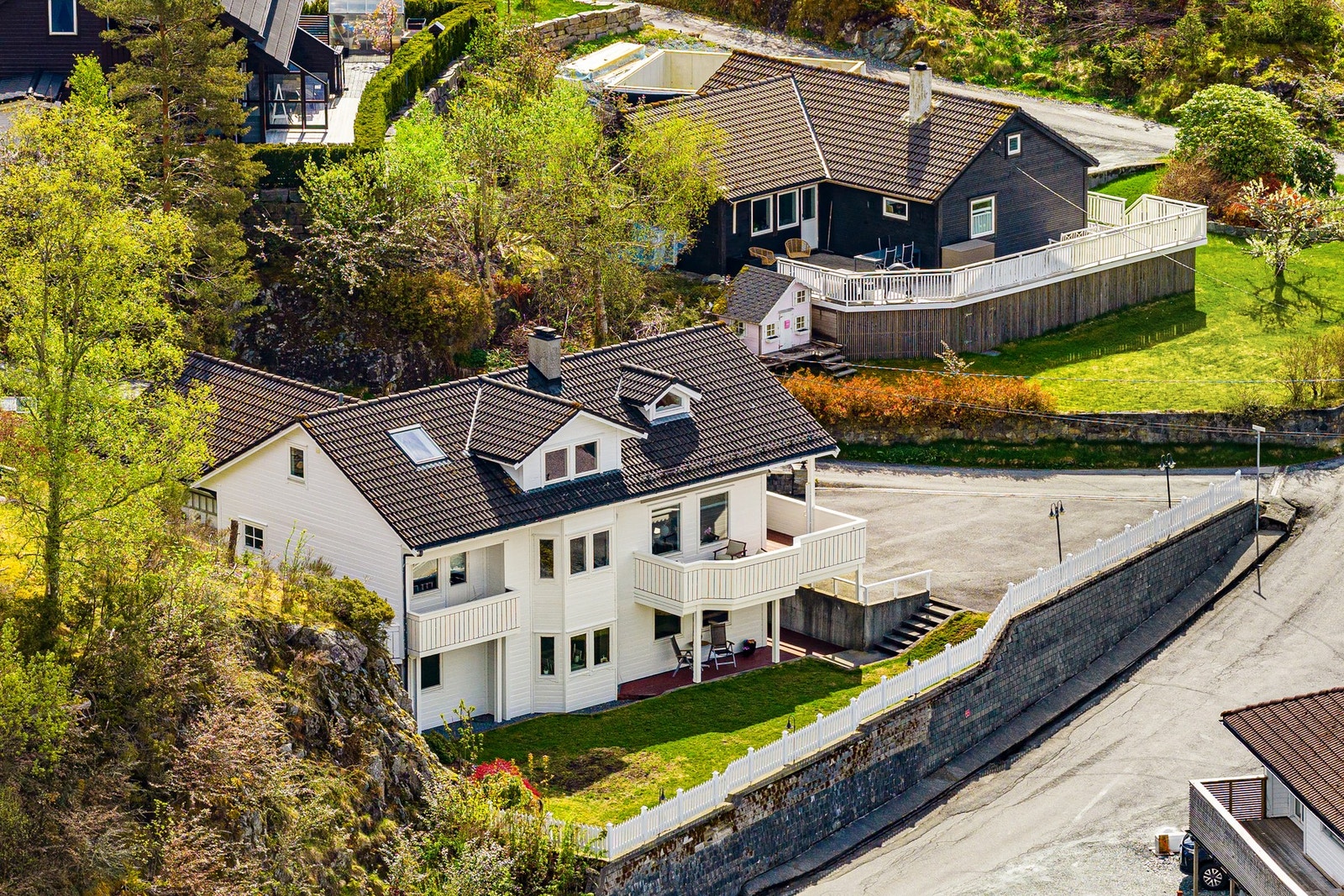 Flott enebolig over tre etasjer med leilighet i underetasjen. Galleribilde