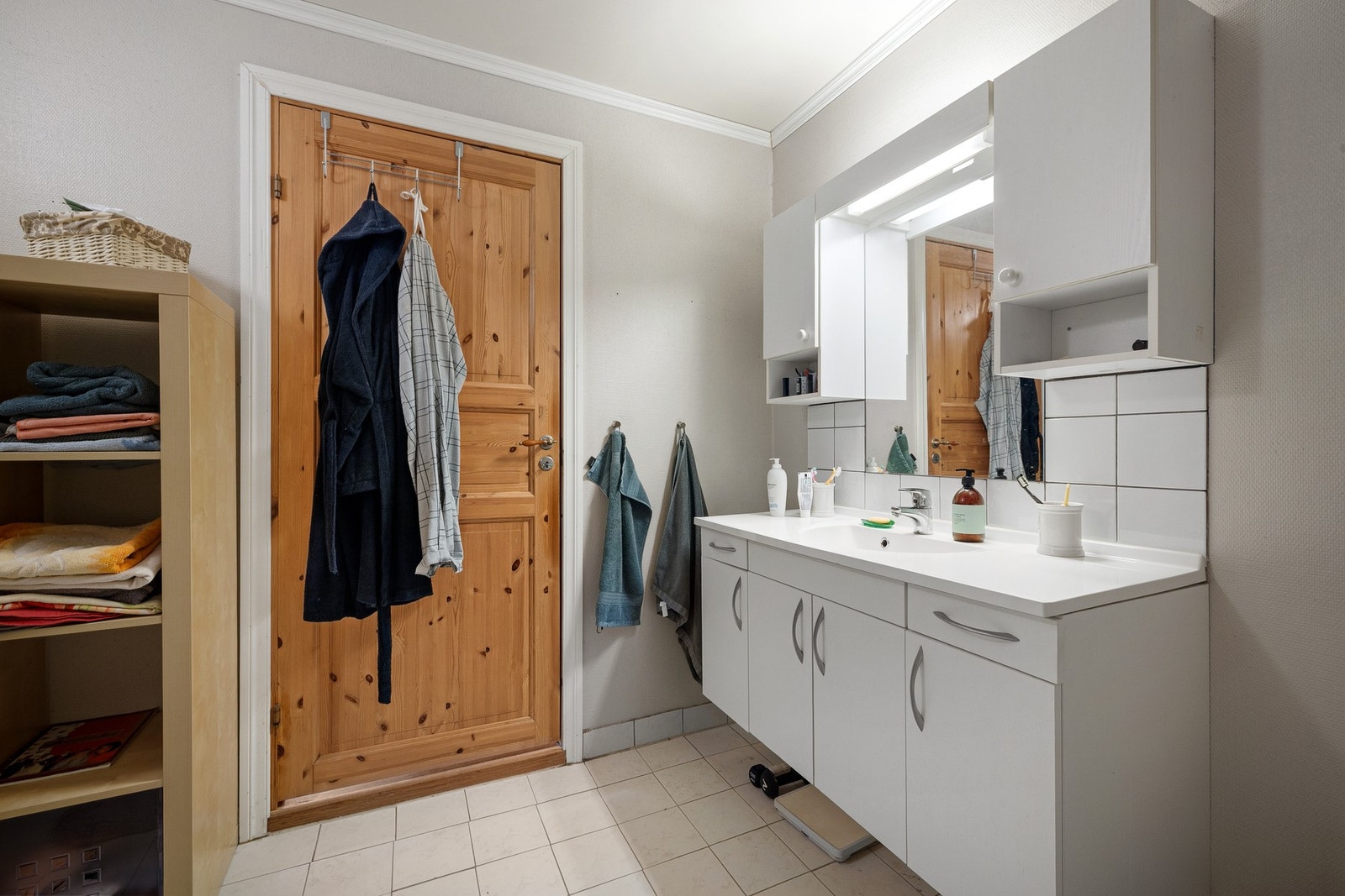 Badet er 6,3 kvm og har fliser på gulv og våtromstapet/belegg på veggene. Galleribilde