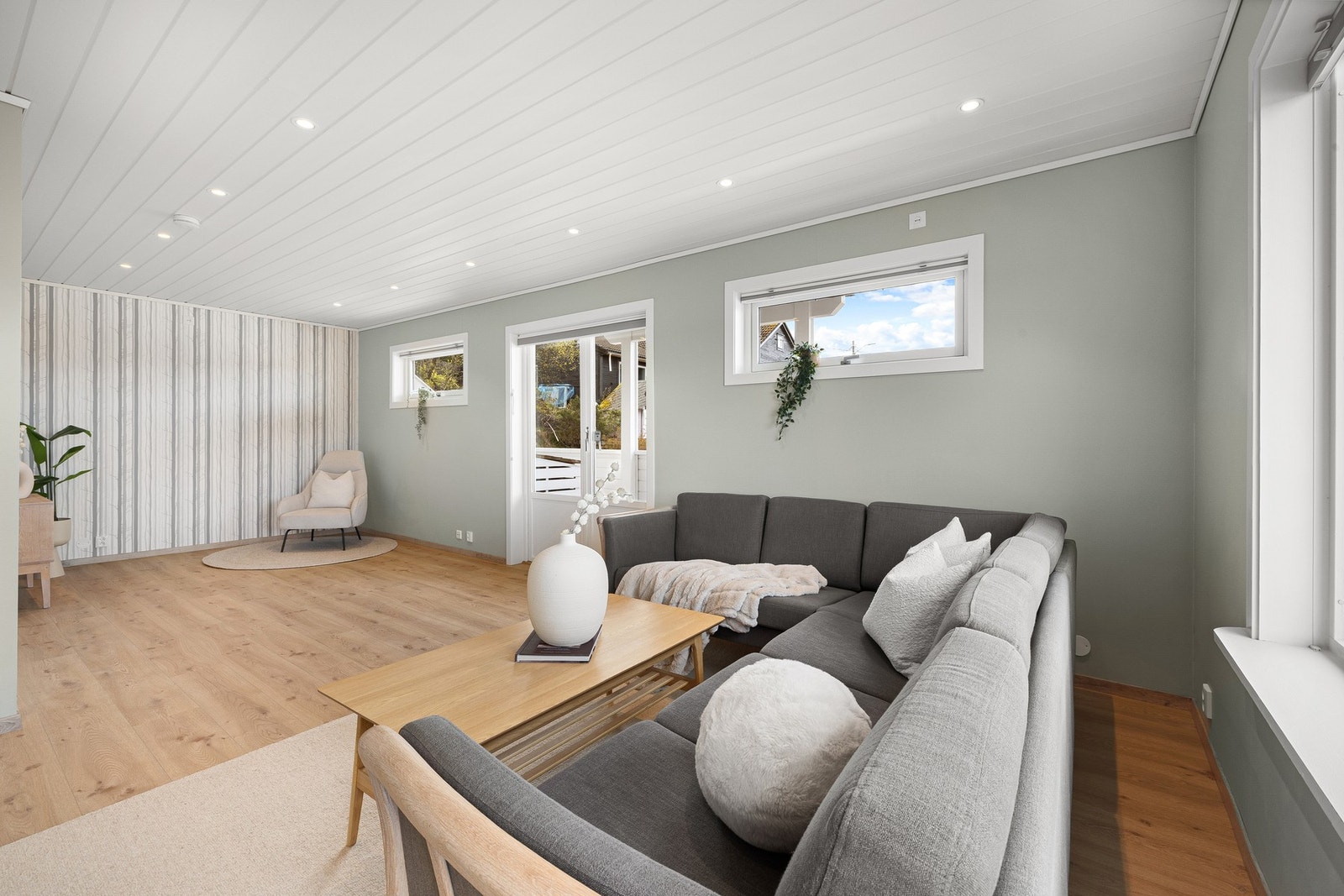 Fin kontrast vegg. Downlights i taket gir god belysning. Galleribilde