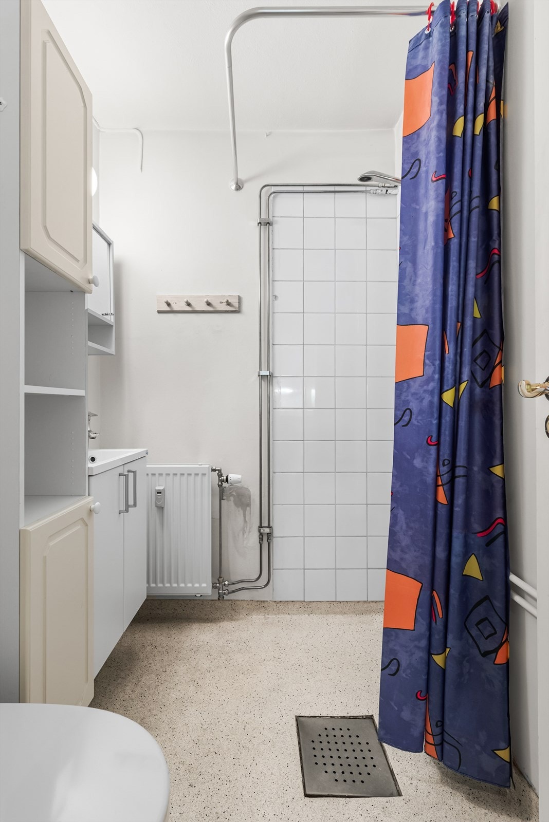 Badet har vinylbelegg på gulv og fliser på veggene i dusjsonen. Galleribilde