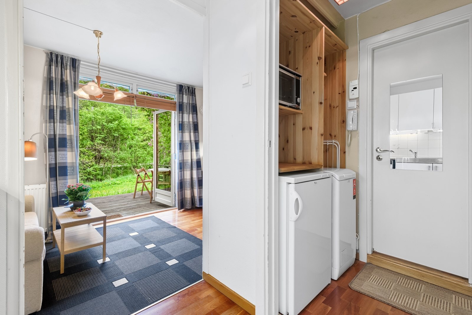 Entré med plass til oppbevaring. Leiligheten har en brann- og lydklassifisert inngangsdør. Galleribilde