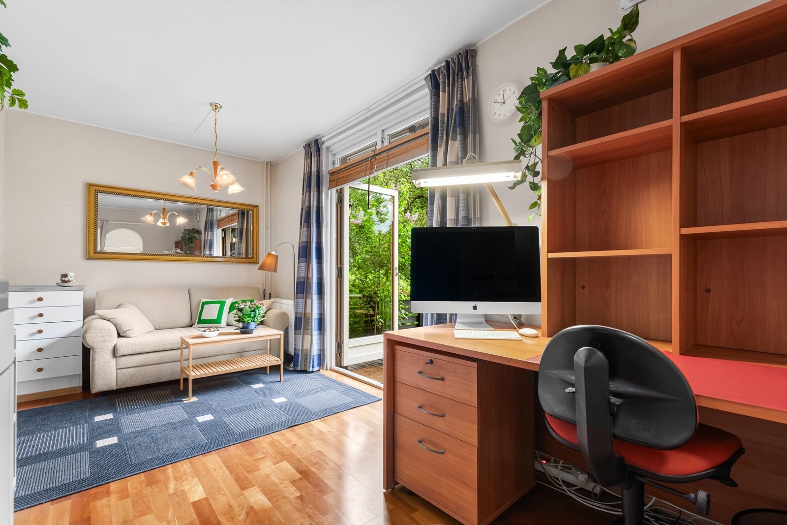 Leiligheten har en arealeffektiv planløsning med parkett på gulv og en takhøyde på 2,44 meter i stuen. Galleribilde