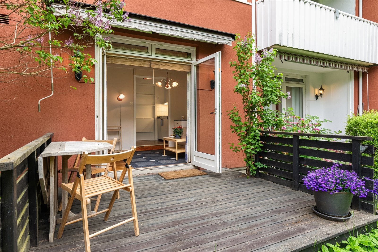 Utsikt fra terrassen mot fellesarealene. Galleribilde