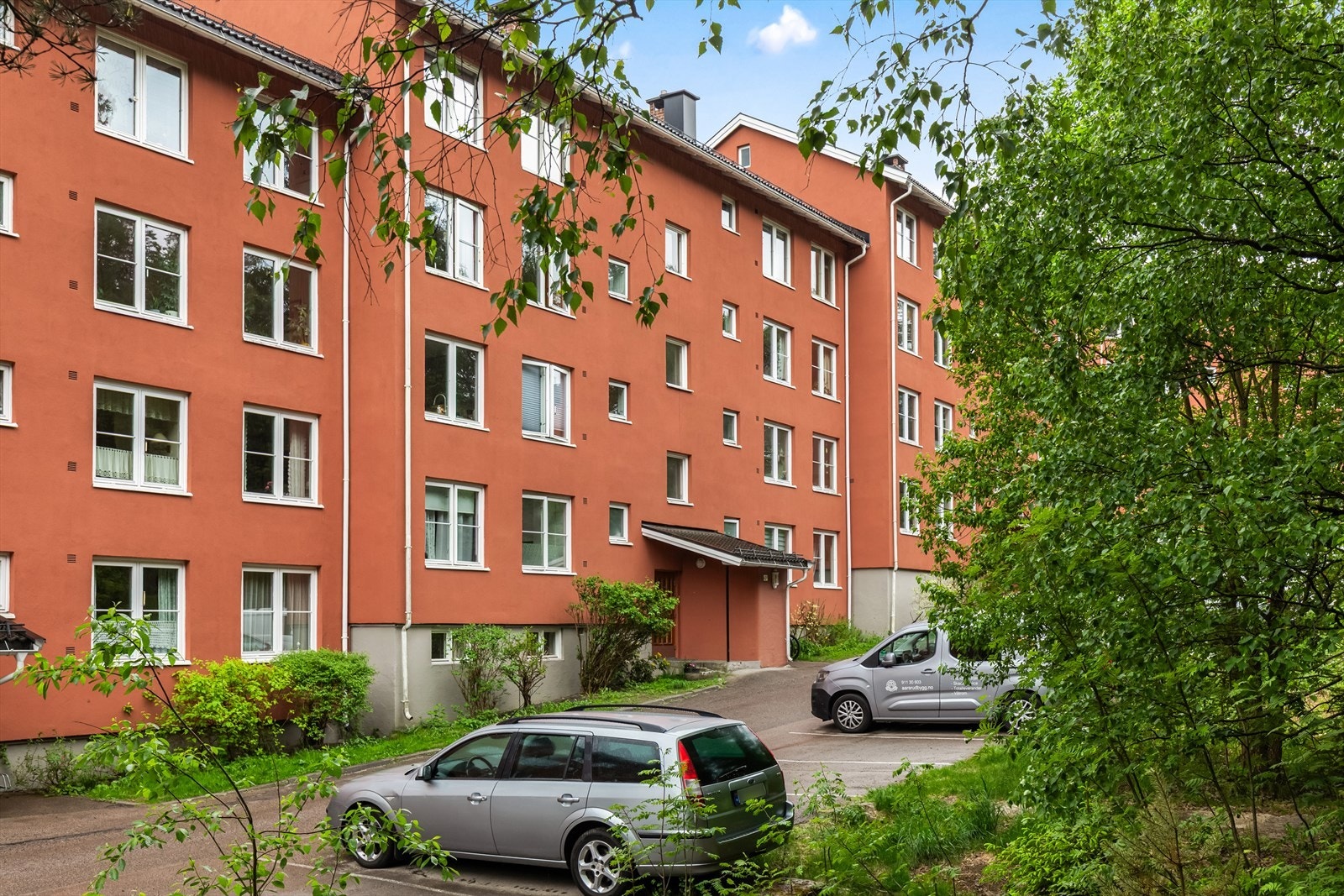 Bygningen er fra 1960 og er oppført i pusset og malt murverk. Galleribilde