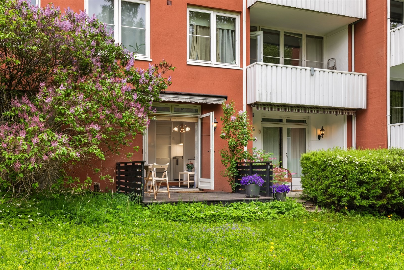 Leiligheten ligger i bygningens kjelleretasje, med utgang på bakkeplan. Galleribilde