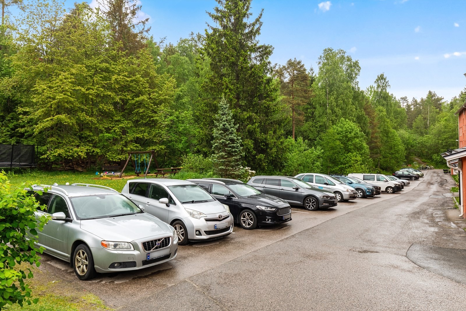 Boligsameiet Tonsenhagen 10 består av 50 seksjoner. Parkeringsplass tildeles etter venteliste. Galleribilde