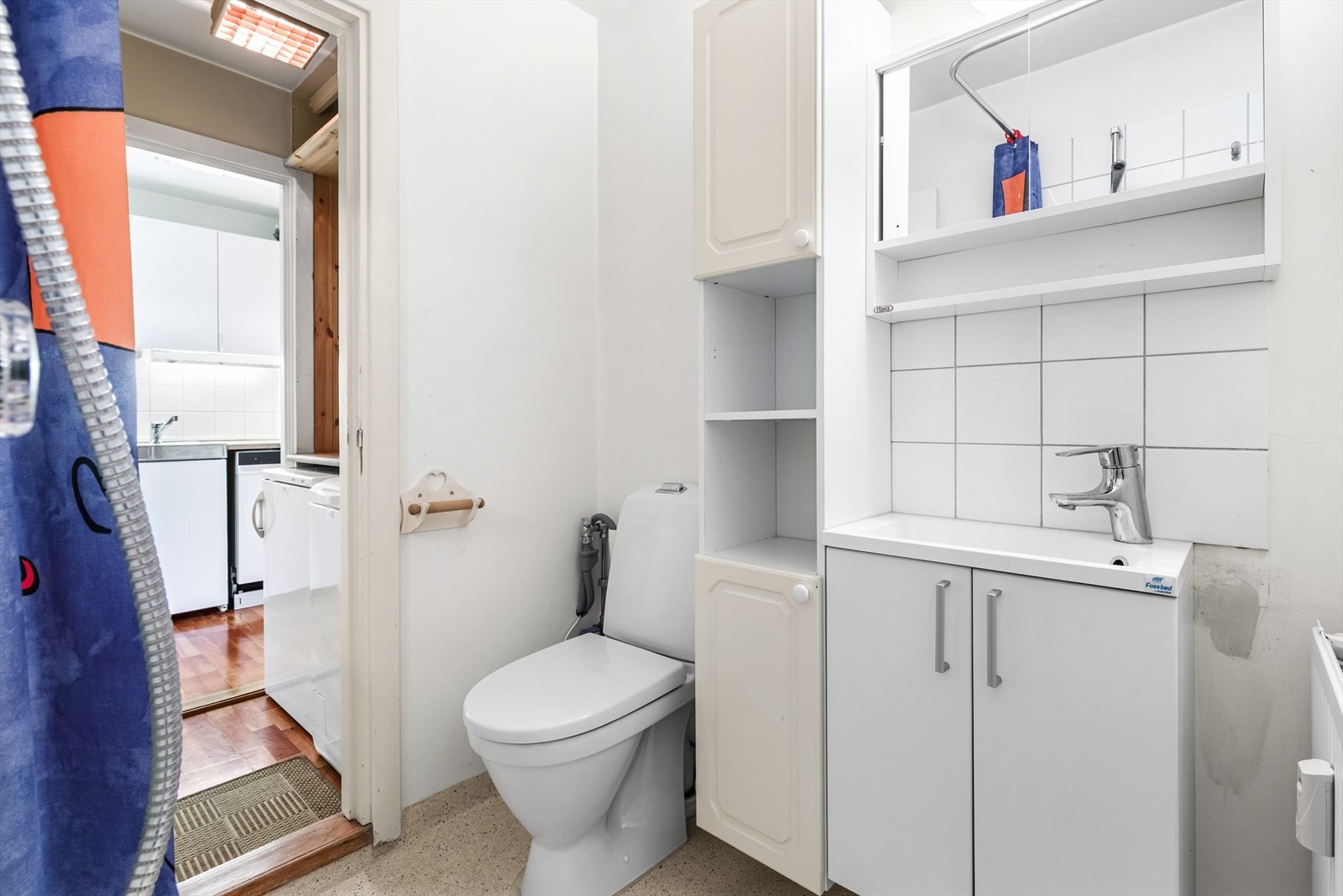 Rommet varmes opp med radiator og har naturlig ventilasjon. Galleribilde