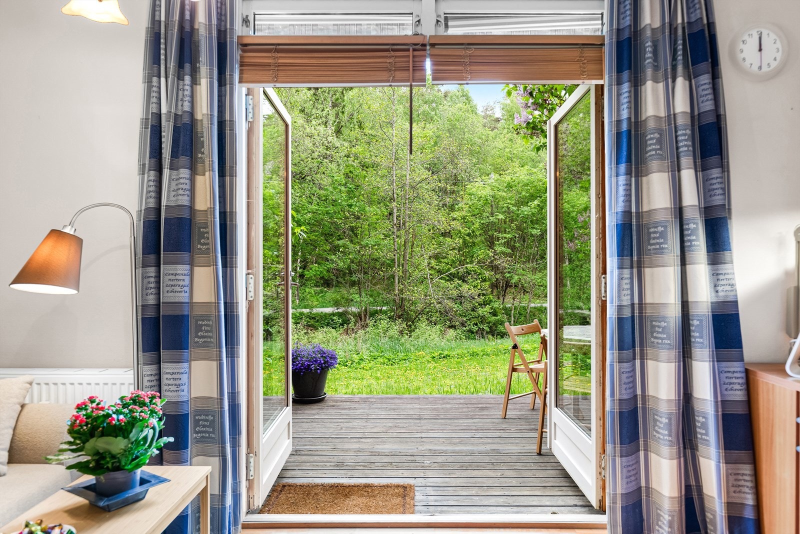 Doble dører i glass åpner opp mot terrassen og slipper naturen inn. Galleribilde