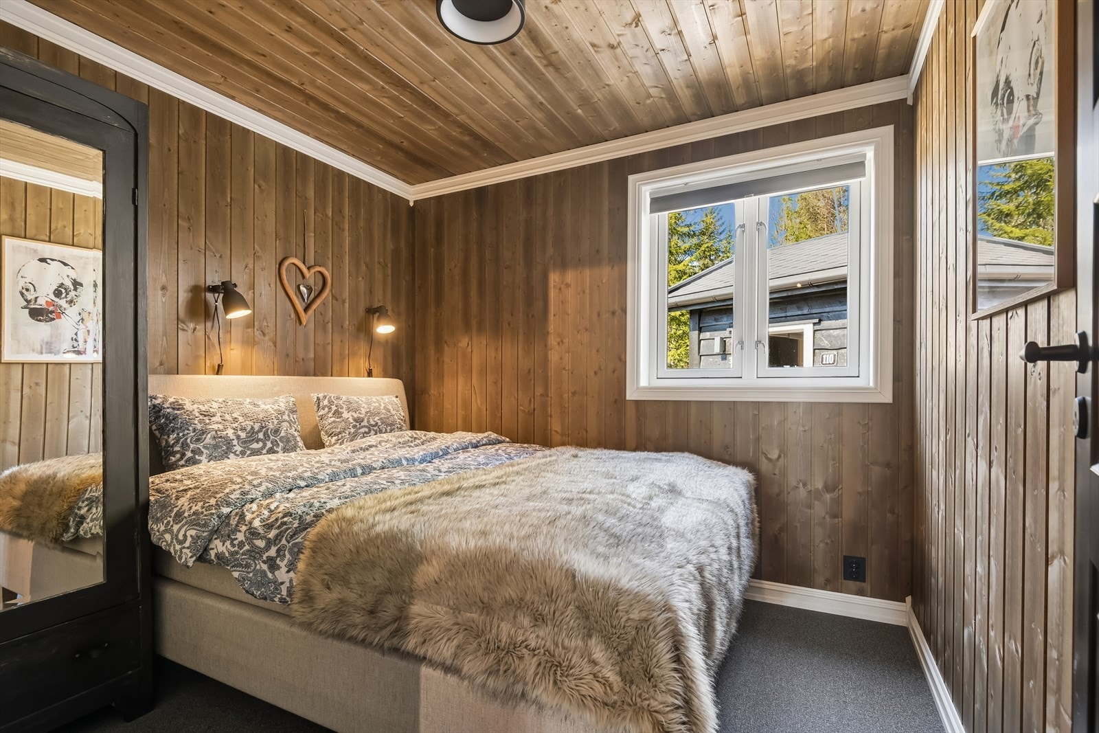 Soverom med plass til dobbeltseng og oppbevaring. Galleribilde