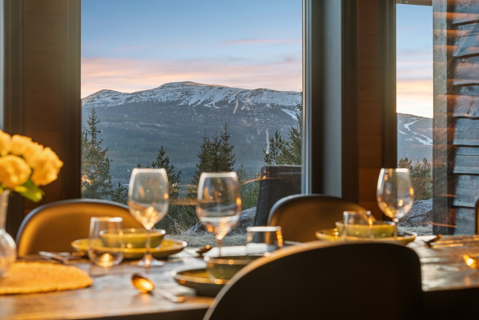 Fra stue og spisestue er det utsikt mot Trysilfjellet. Galleribilde