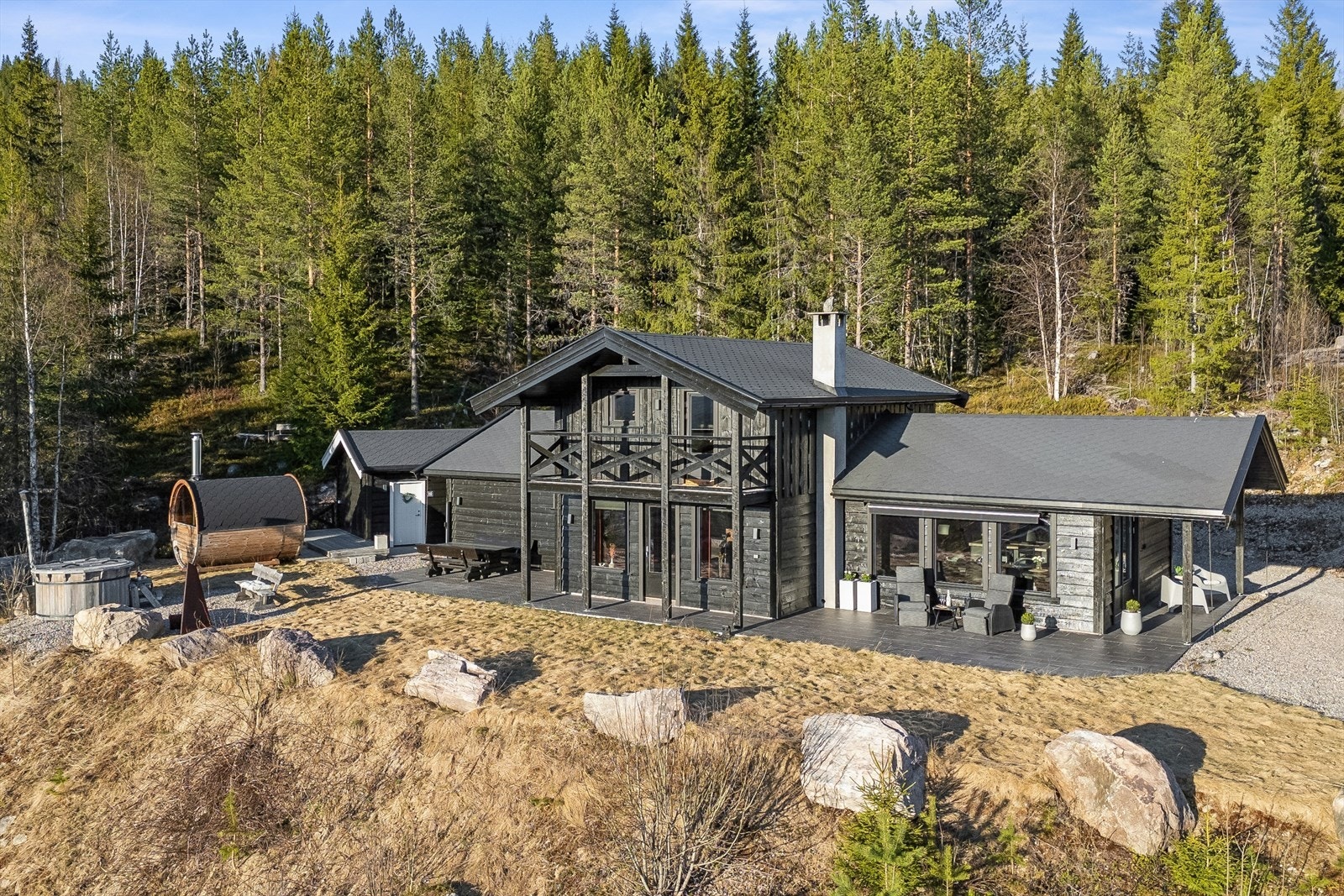 Moderne fritidsbolig fra 2019 med to separate bygg og store uteområder. Galleribilde