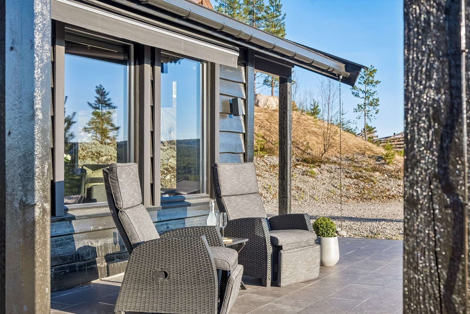 Den overbygde terrassen har god plass til sittegrupper. Galleribilde