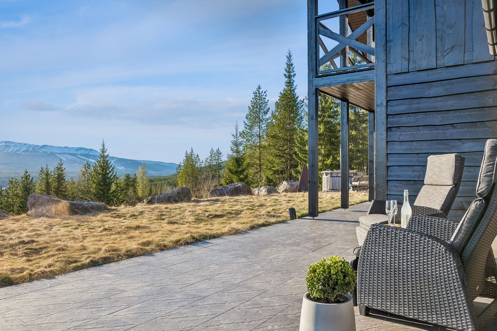 Store terrassearealer strekker seg rundt store deler av hytta. Galleribilde