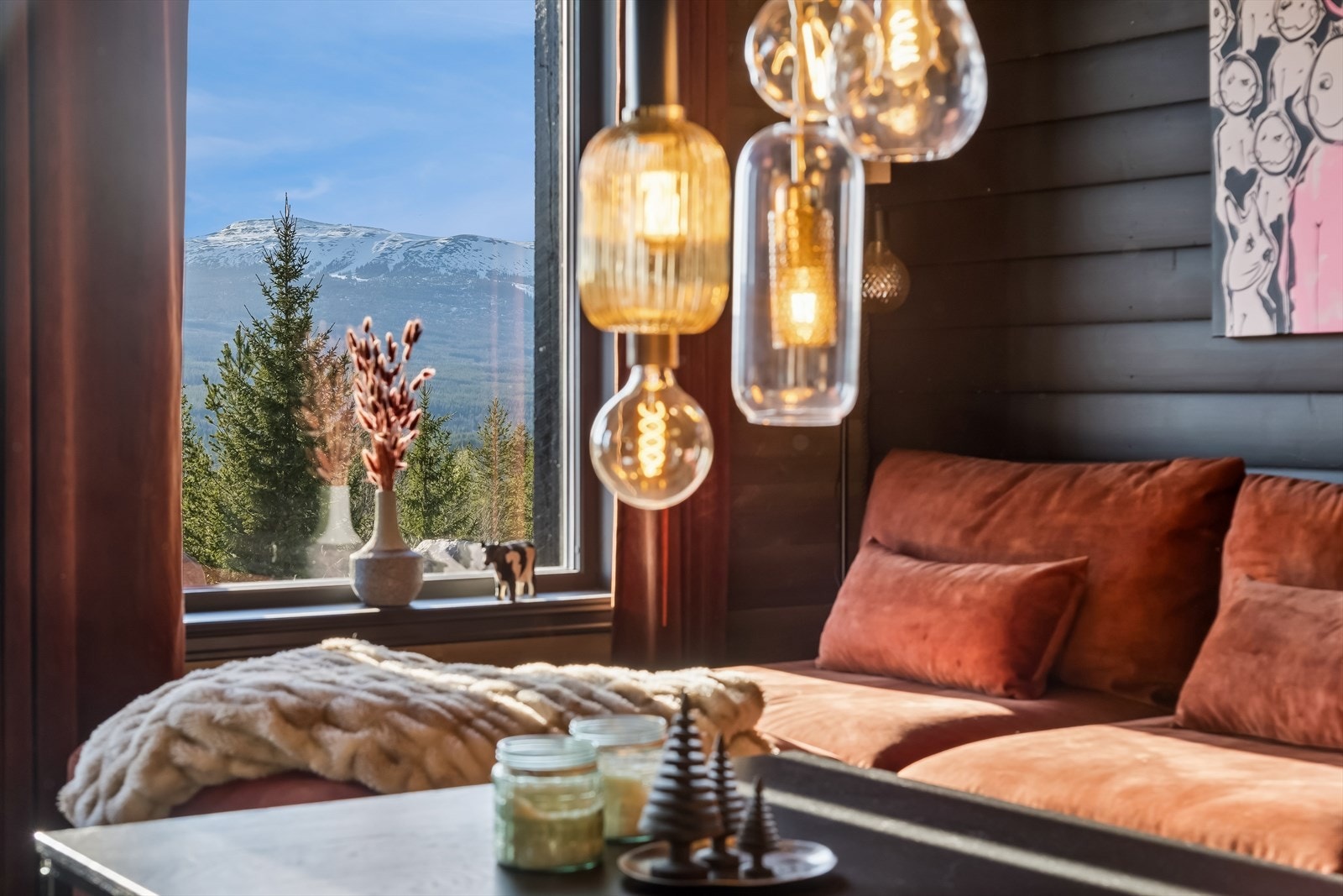 Vinduene rammer inn utsikten mot fjellandskapet. Galleribilde