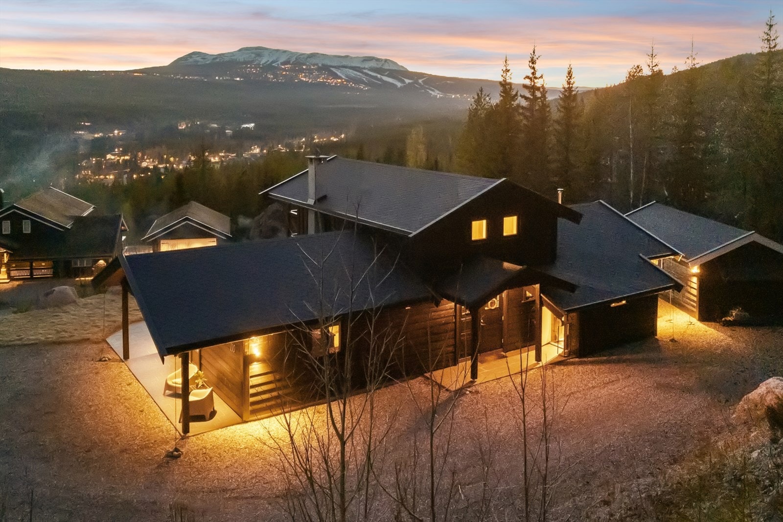 Hytta ligger høyt og fritt i terrenget med utsikt mot Trysilfjellet. Galleribilde