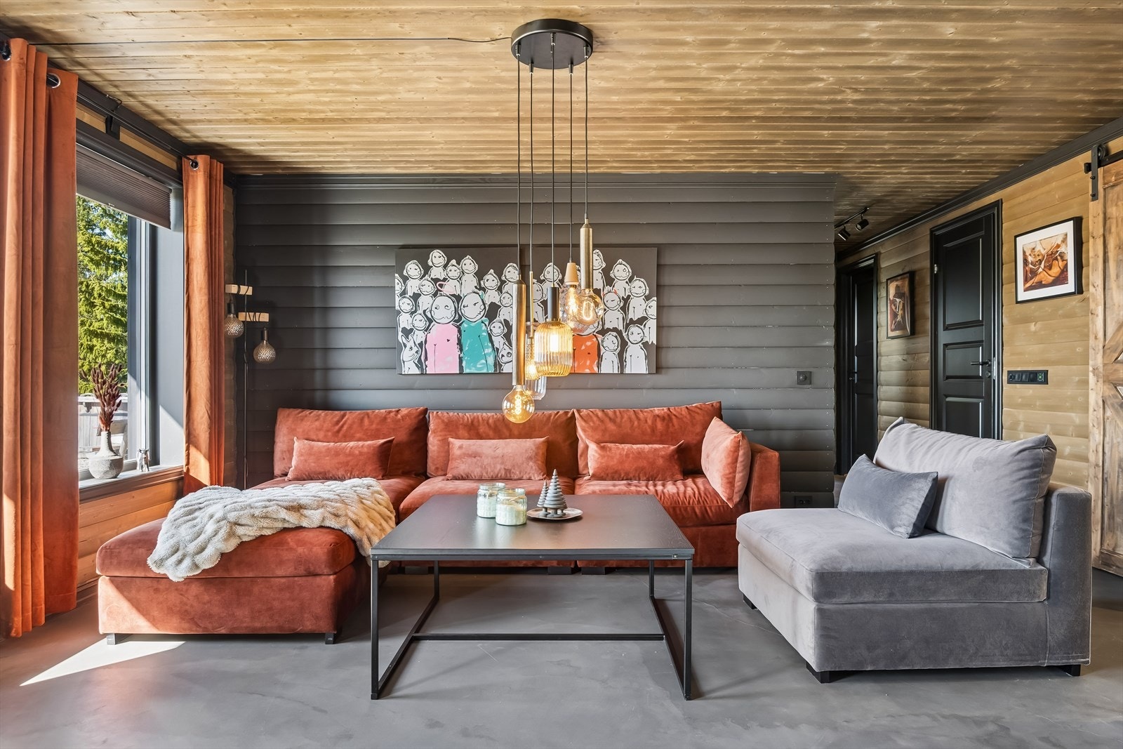 Gjennomgående materialbruk med trepanel på vegger og i himling. Galleribilde