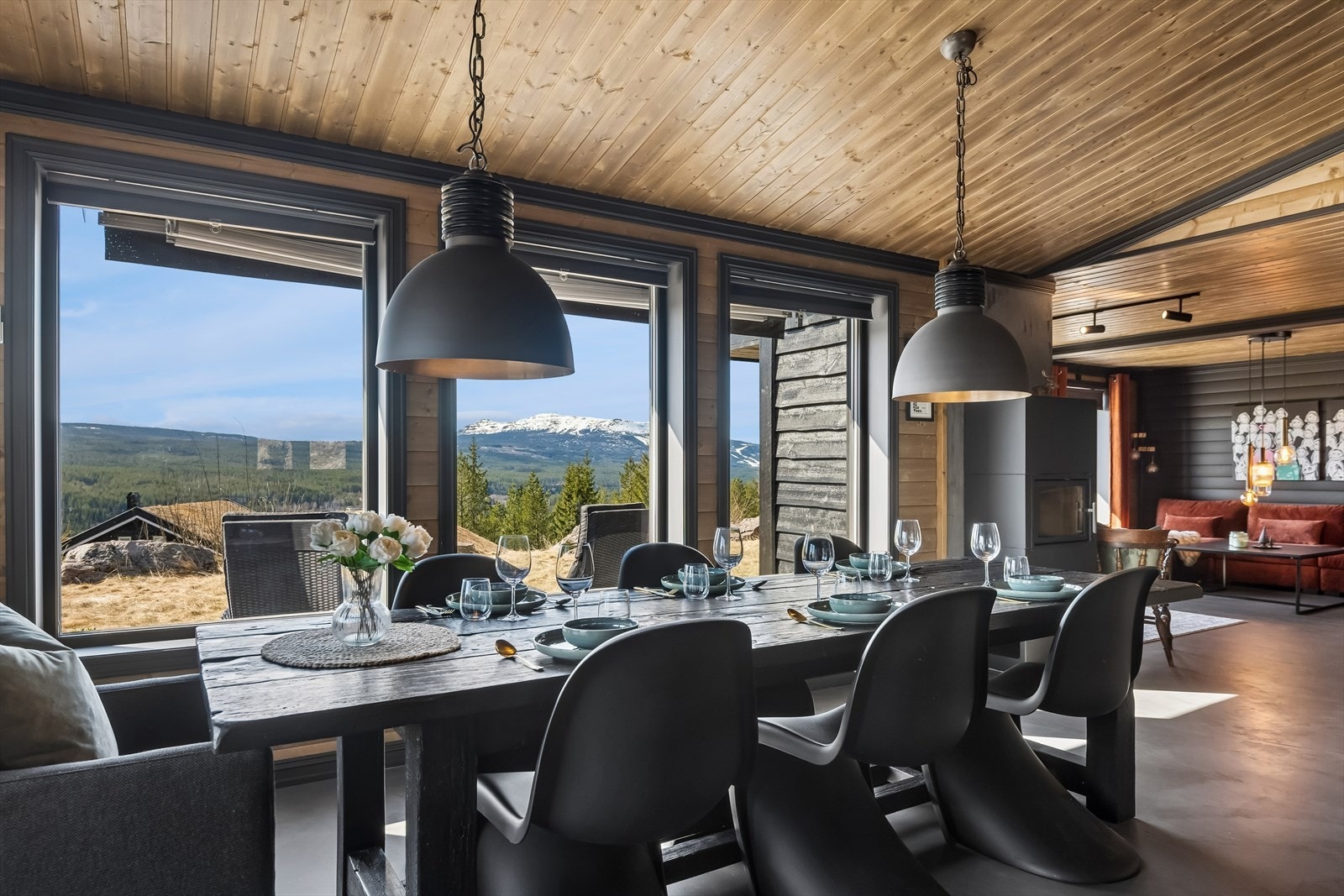 Spisestuen er et naturlig samlingspunkt med plass til langbord for store selskaper. Galleribilde