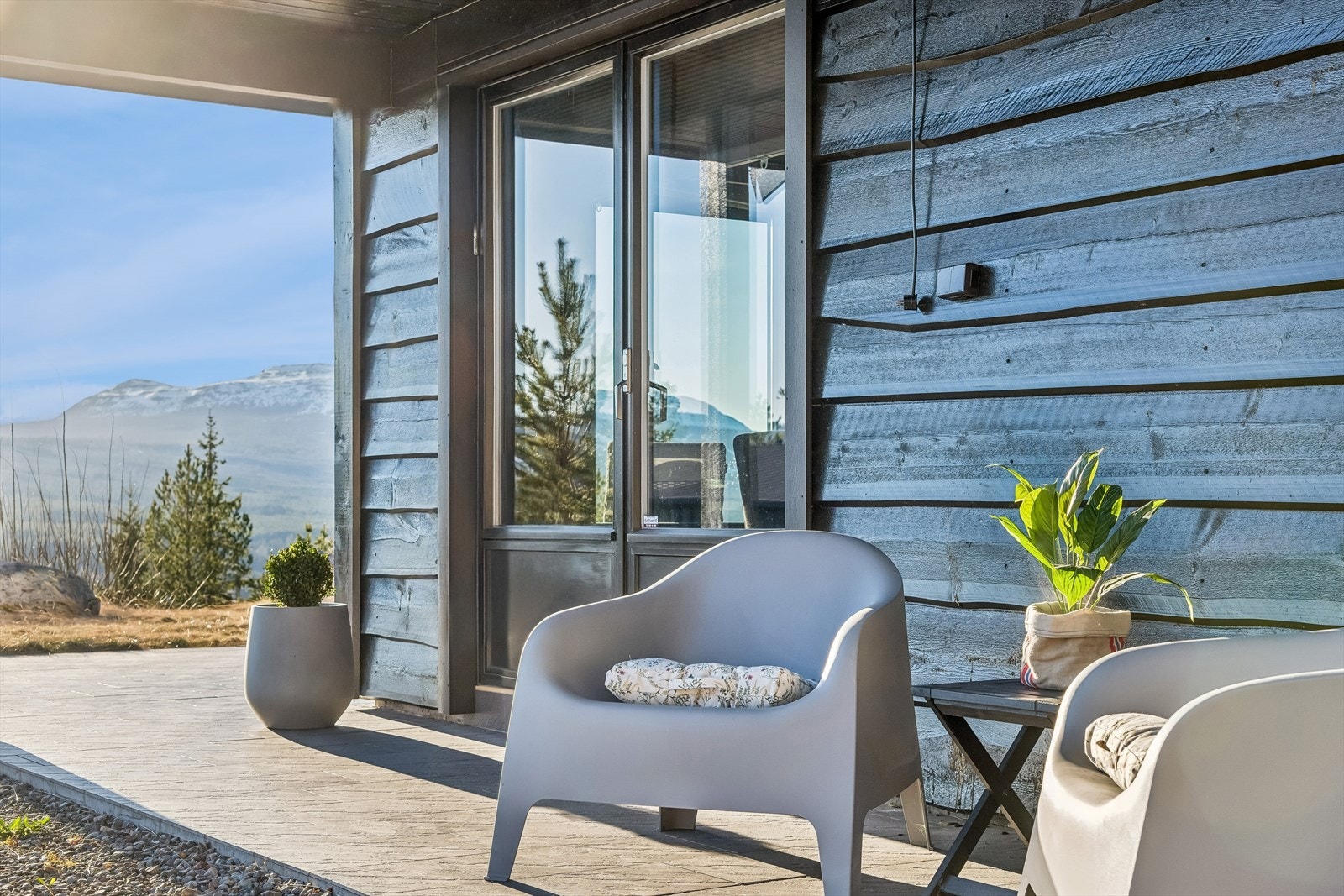 Terrassene har utvendige gulvfliser og er dels overbygget. Galleribilde
