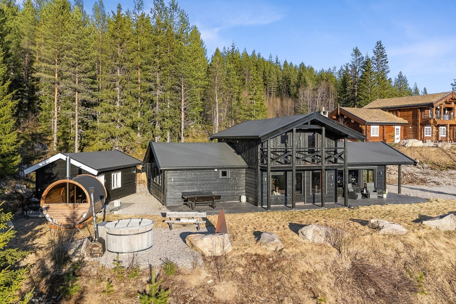 Eiendommen ligger i Solskiva Hyttegrend, med umiddelbar nærhet til langrennsløyper og kort vei til alpinanlegget i Skistar Trysil. Galleribilde