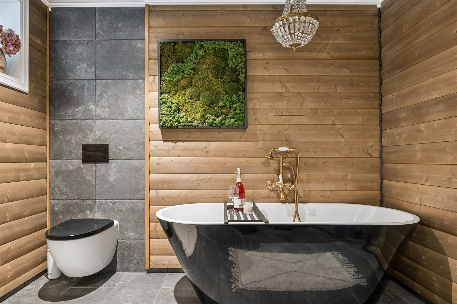 Badet er utstyrt med både dusjnisje og et frittstående badekar. Galleribilde