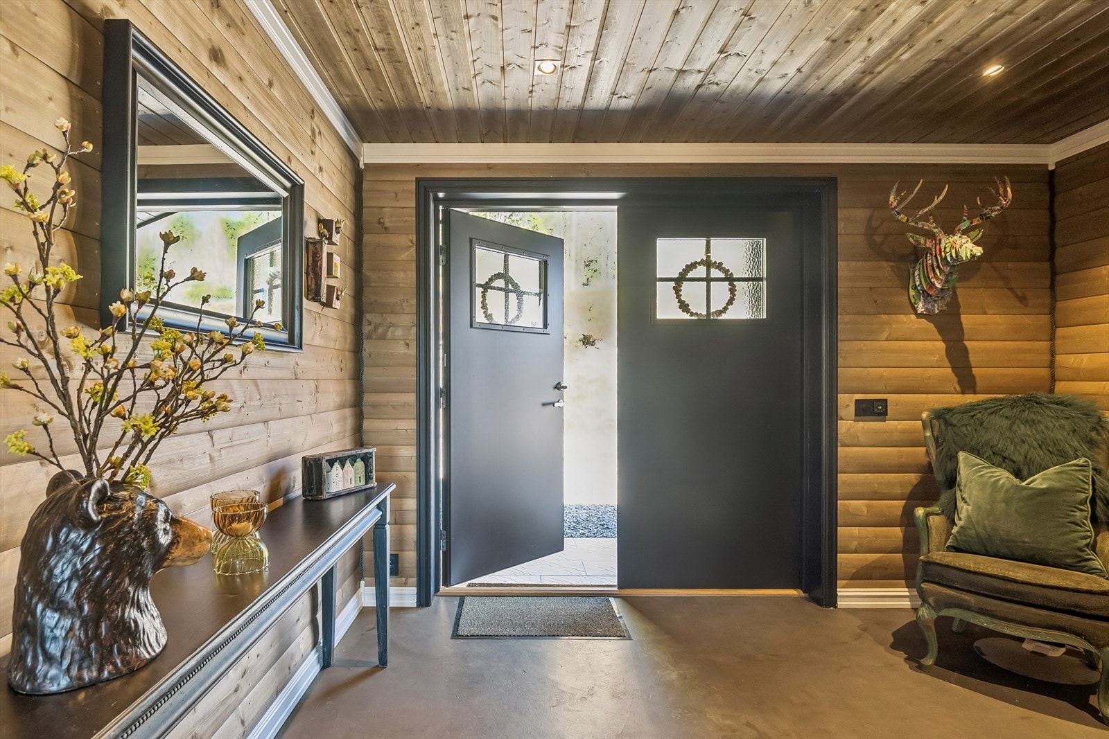 Innbydende entré med elektrisk gulvvarme og tofløyet ytterdør med glassfelt. Galleribilde