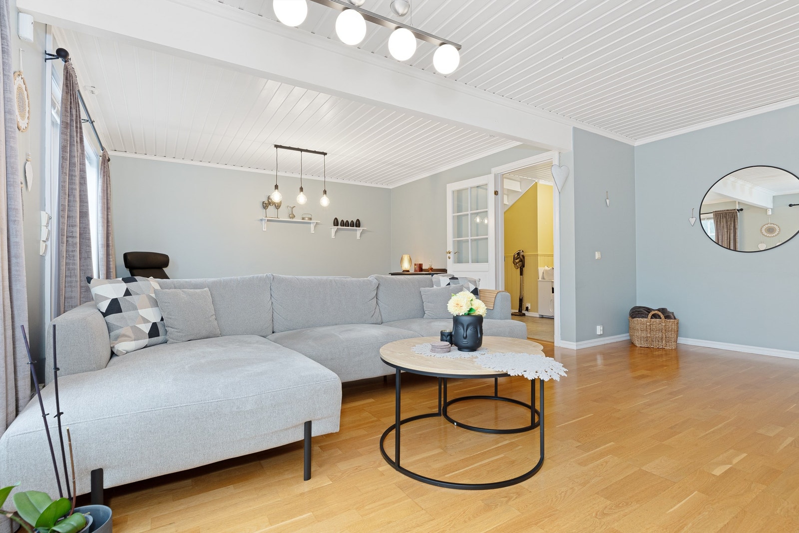 Rommet har en åpen og sosial planløsning med god plass til både sofagruppe og spisebord. Galleribilde