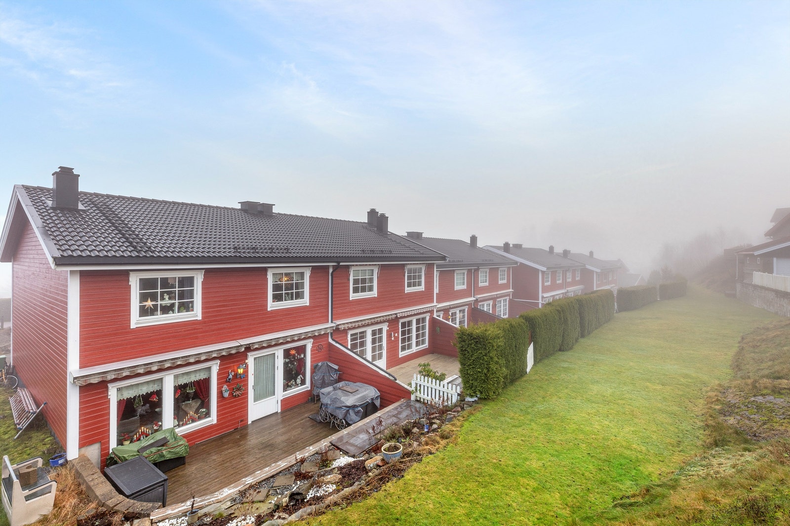 En romslig familiebolig med to stuer, tre soverom og stor hage.
Foto: Digit Media Galleribilde