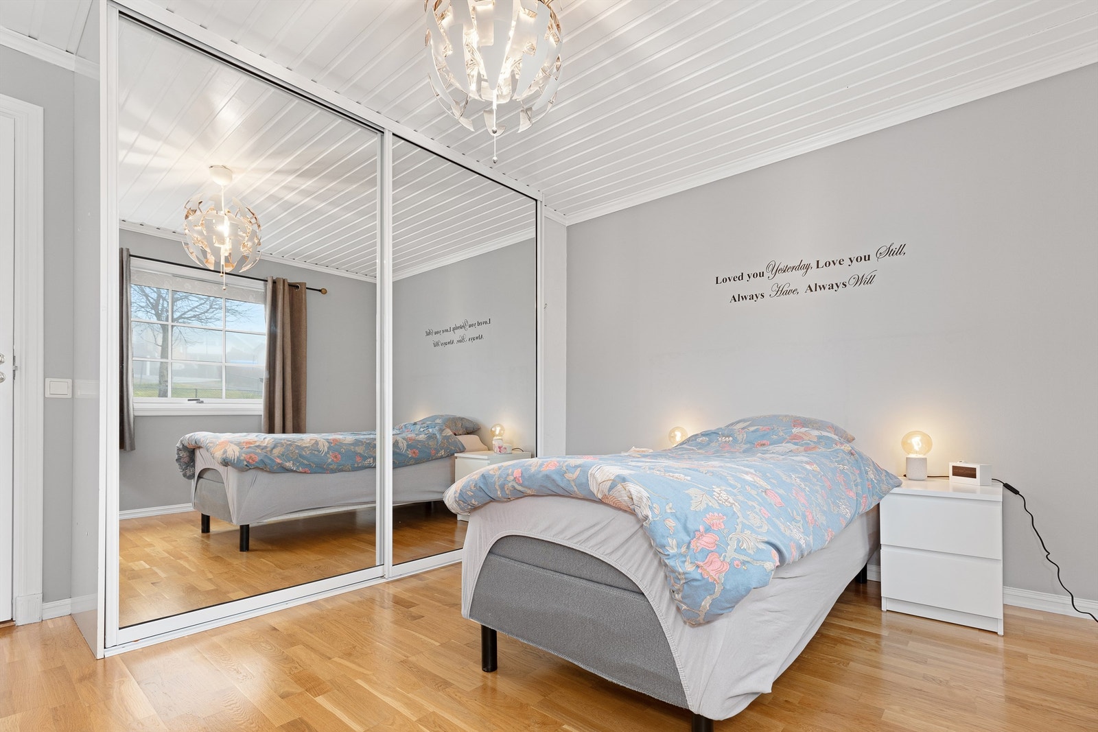 En stor skyvedørsgarderobe med speilfronter gir rikelig med oppbevaringsplass på hovedsoverommet. Galleribilde