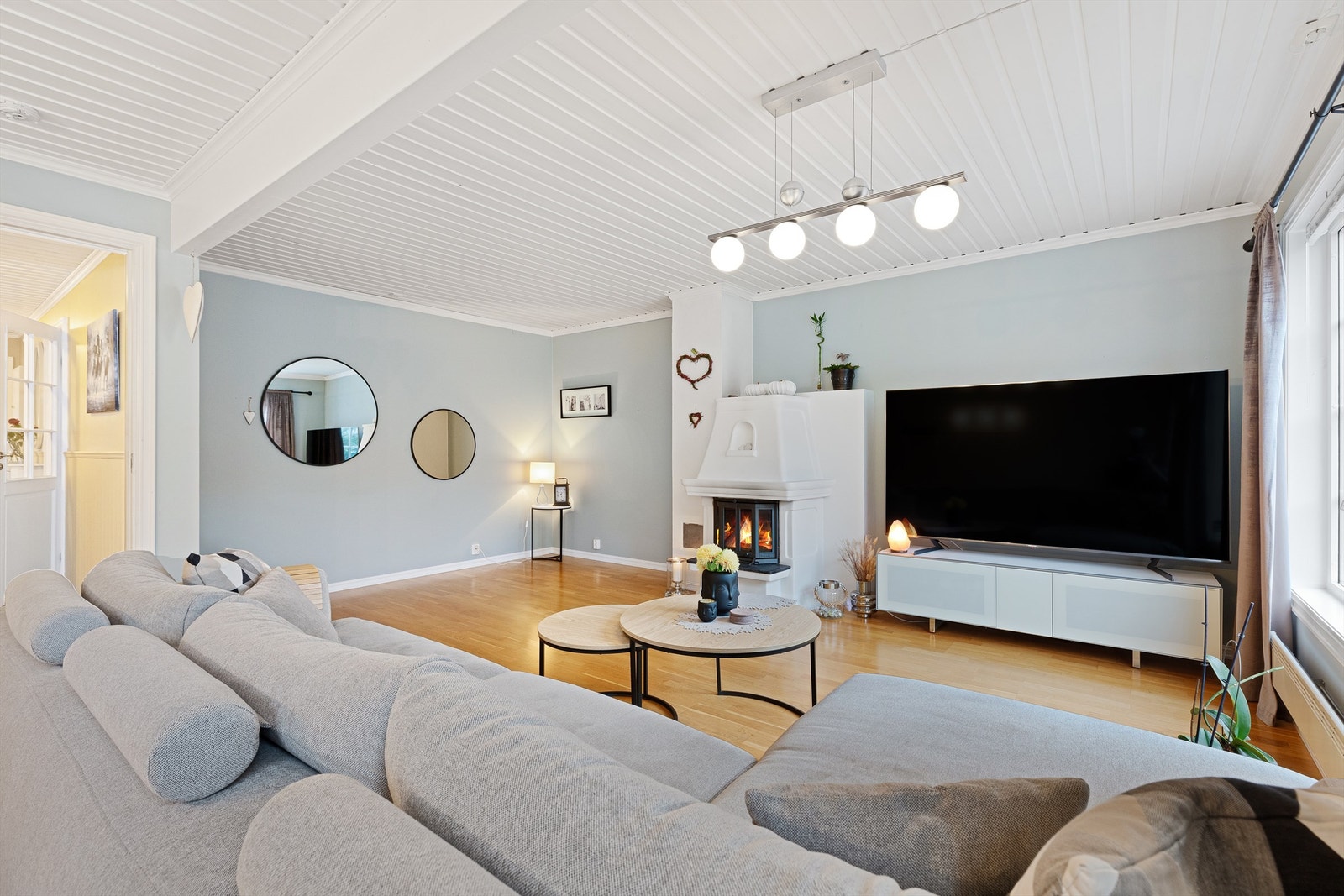 Stuen er et naturlig samlingspunkt med god plass for familie og venner. Galleribilde