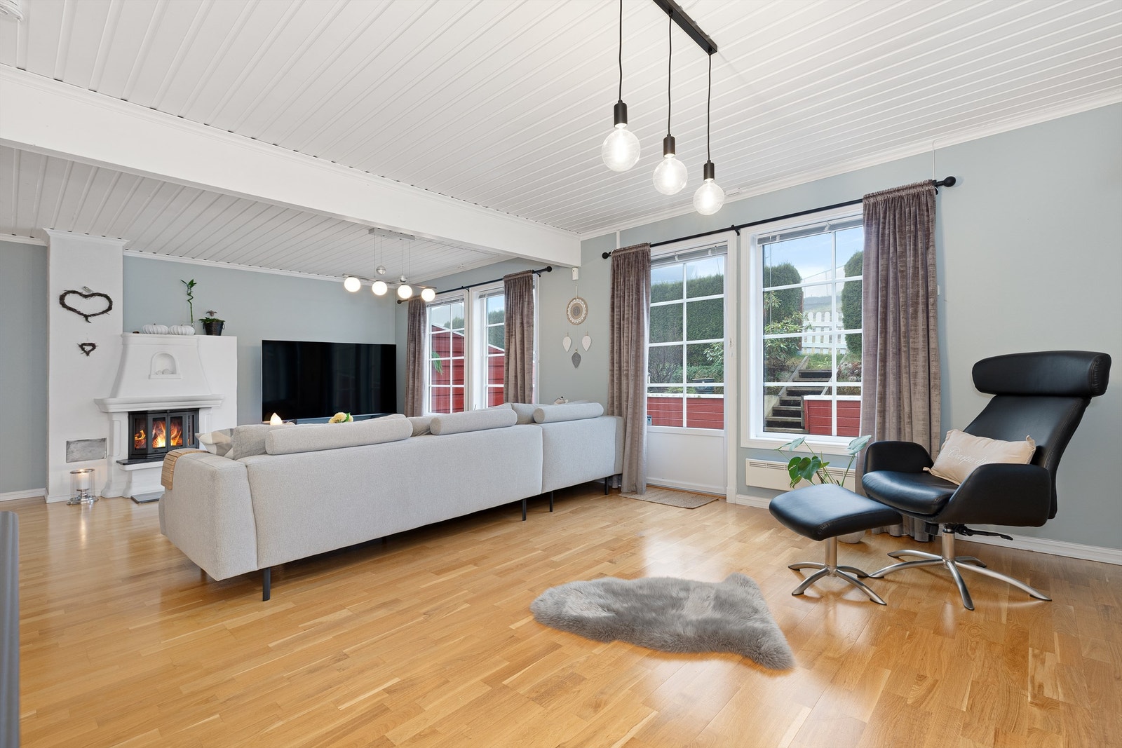 Stuen i første etasje er lys og romslig, med god plass til en stor sofagruppe. Galleribilde
