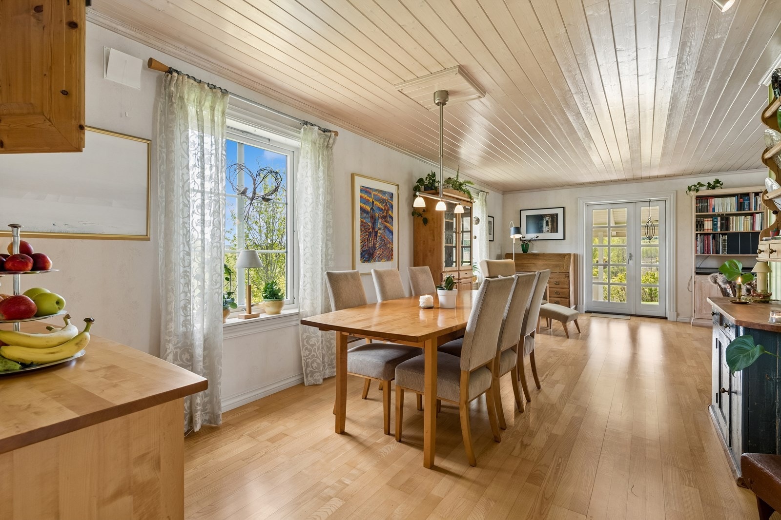 God plass til stort spisebord, hvor familie og gode venner kan samles til et godt måltid! Galleribilde