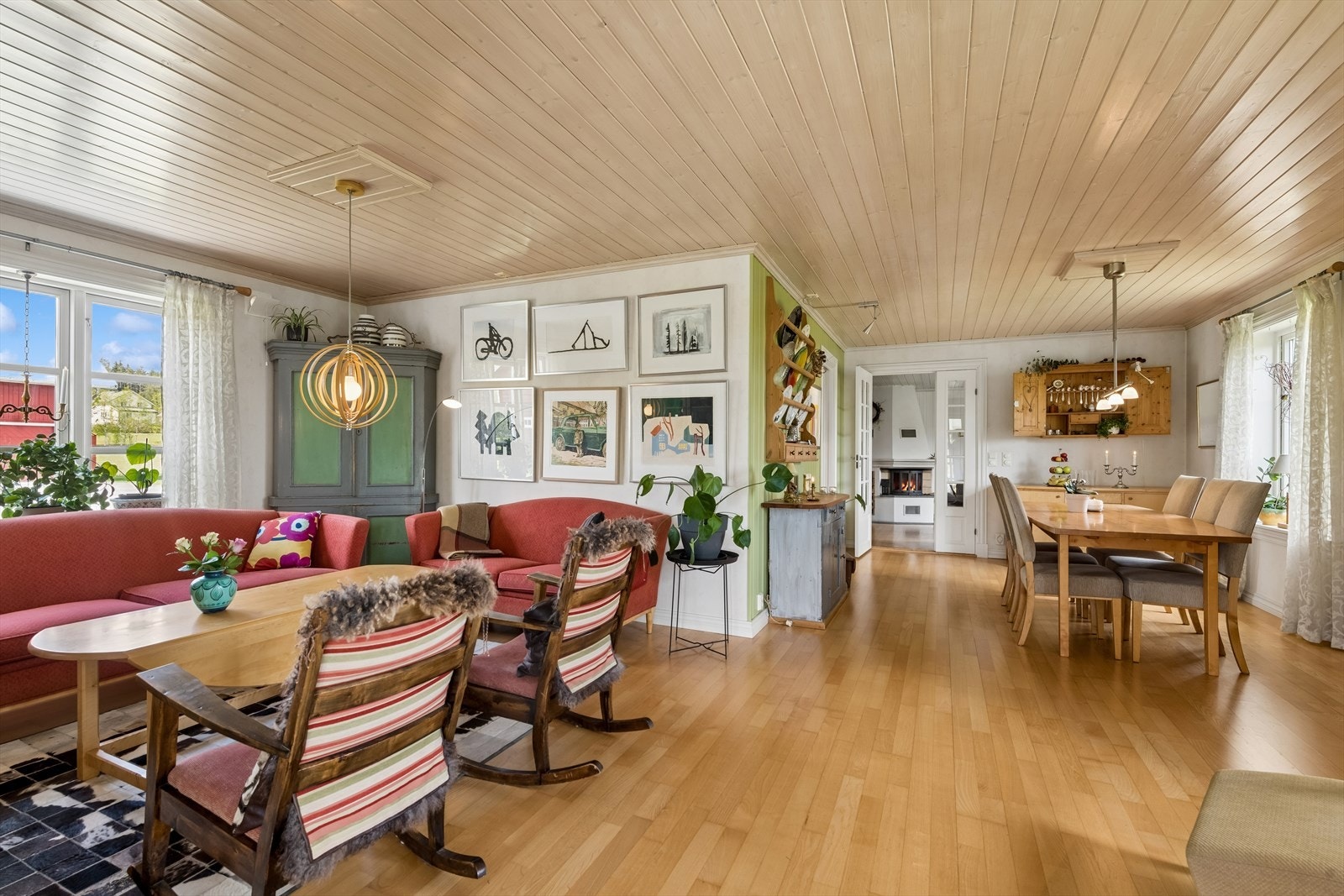 Stuen har gode innredningsmuligheter med god plass til både spisebord og hyggelig sofagruppe. Galleribilde