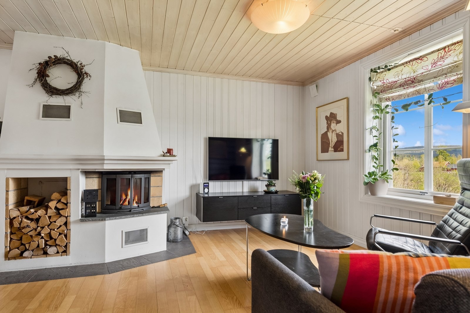 I tv-stuen er det peis med innsats og vedovn. Galleribilde