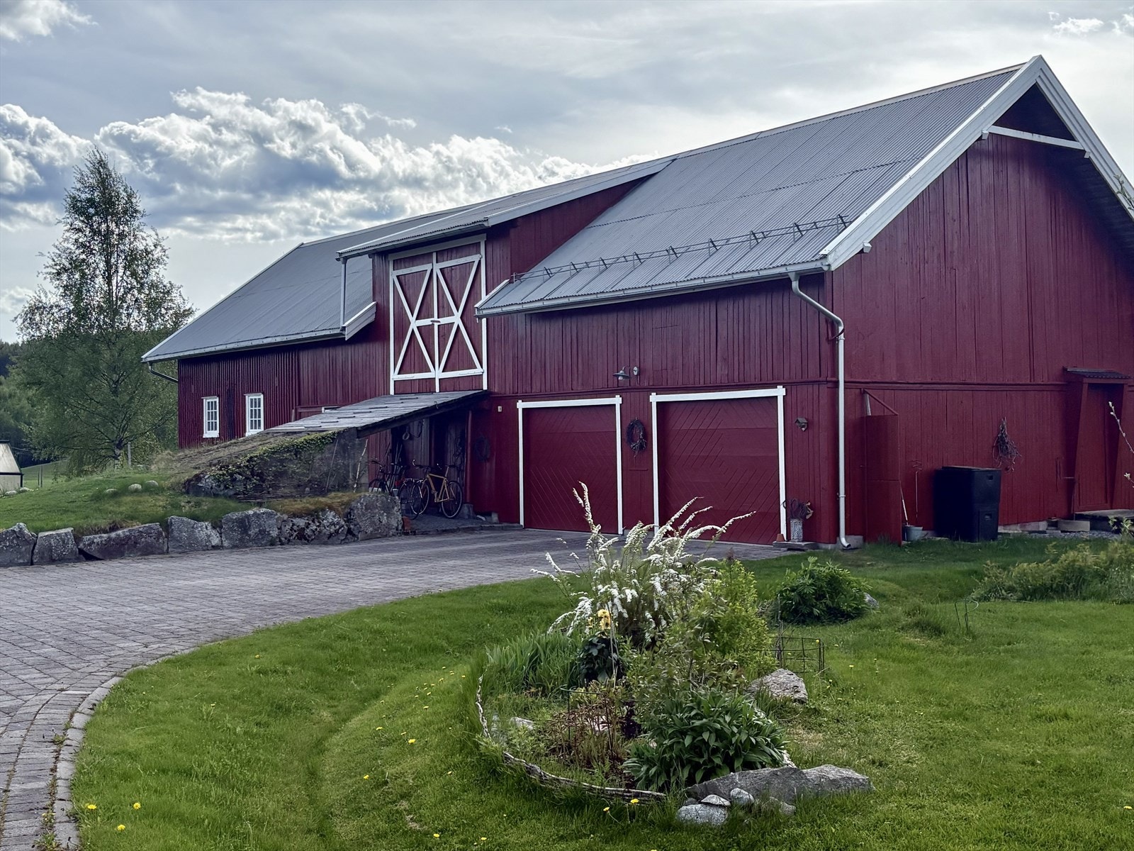 Låven har to elektriske leddporter til garasjeplasser, samt el-bil lader. Galleribilde