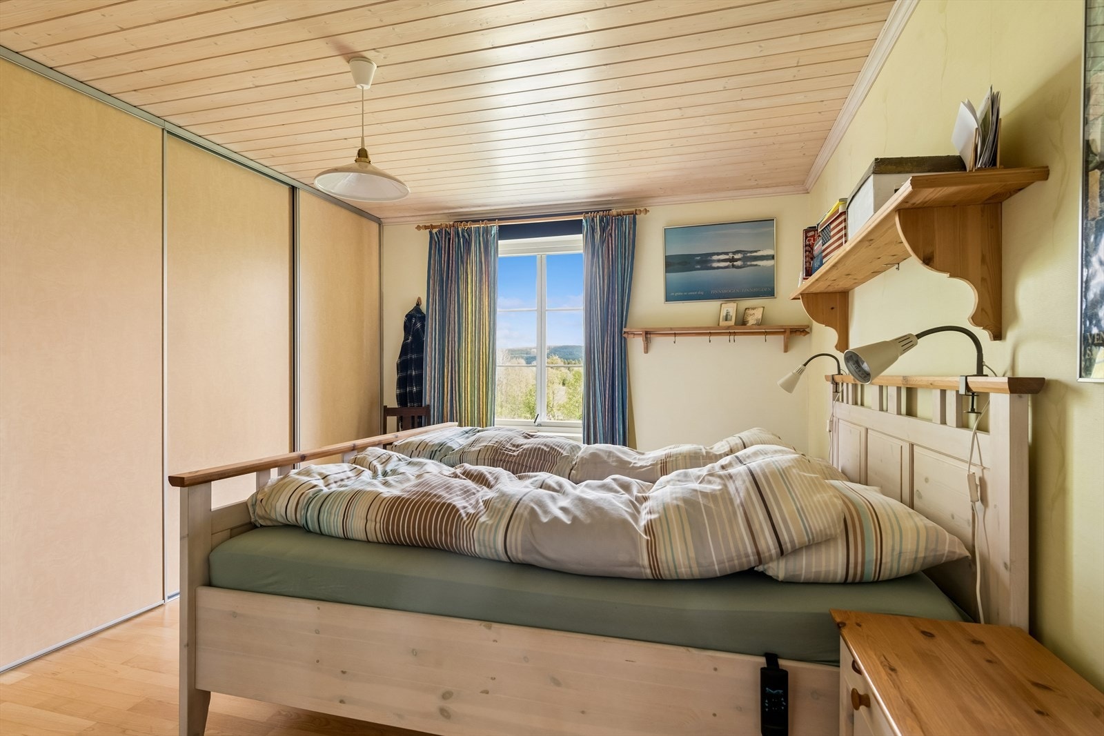 På dette soverommet i 1. etasje er det skyvedørsgarderobe. Galleribilde