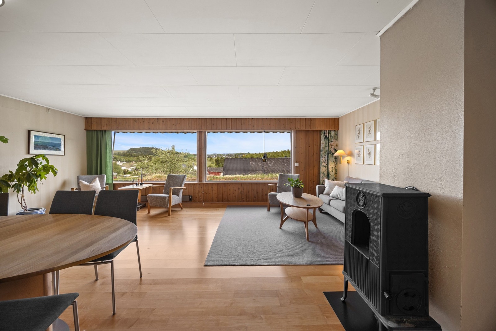 Store vindu som gir godt med lys inn i stuen Galleribilde