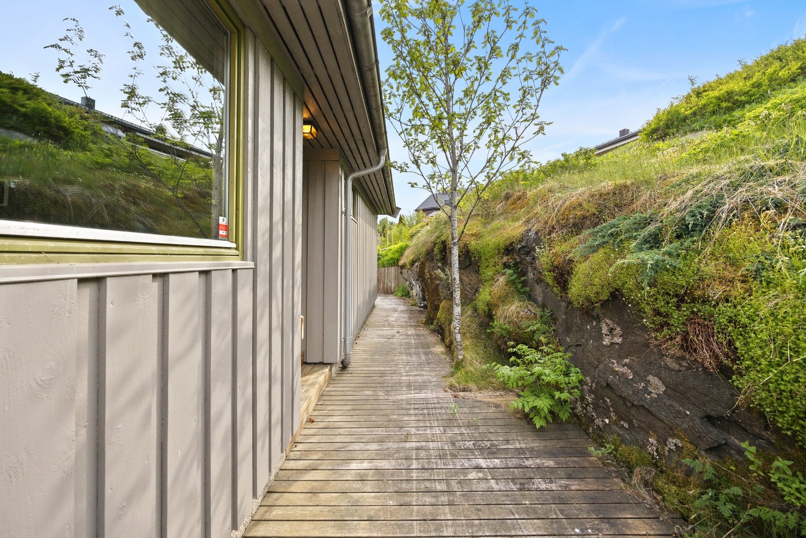 Terrassen går rundt tre av husets sider Galleribilde