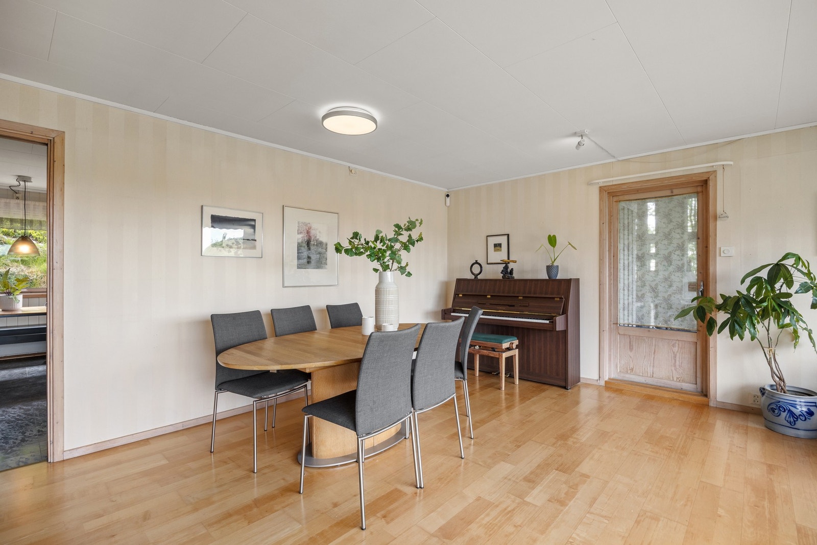 Det er god plass til flere sittegrupper Galleribilde
