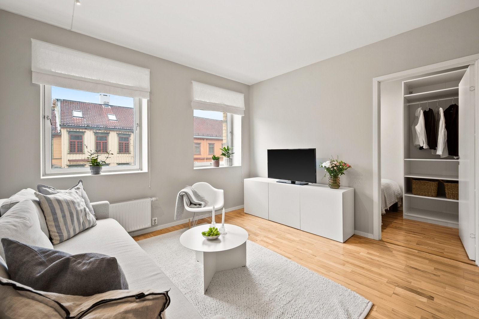 Leiligheten har en åpen løsning mellom kjøkken og stue på ca. 22 kvadratmeter. Galleribilde