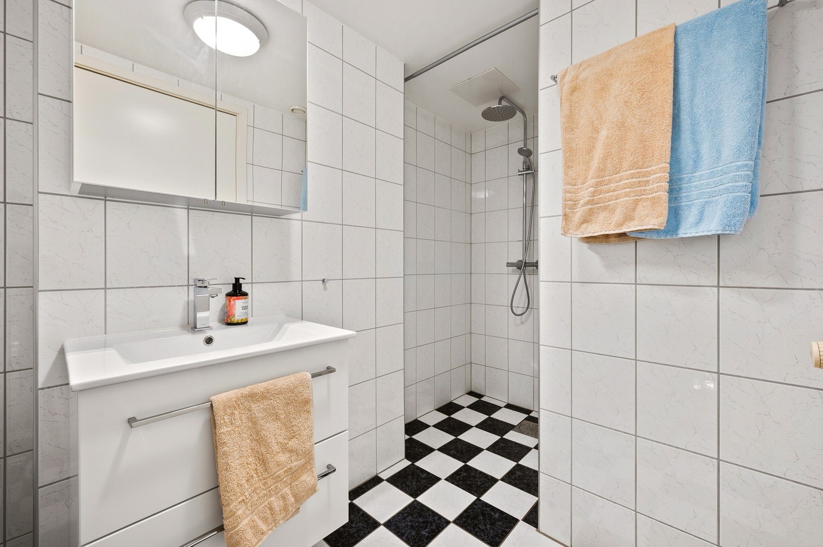 Badet har varme i gulv og varmtvann er inkludert i månedlige felleskostnader (fjernvarme). Galleribilde