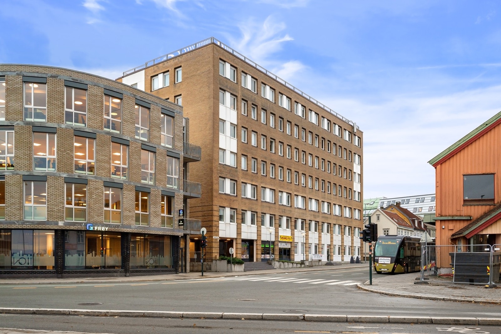 Fasade. Bygget har heis og ble oppsatt i 2005. Leiligheten har en fin beliggenhet i 2.etasje. Galleribilde