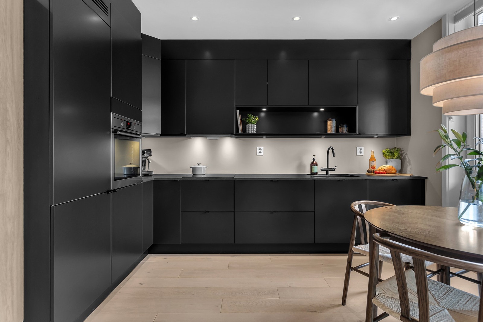 - Fin belysning i taket med downlights - Galleribilde